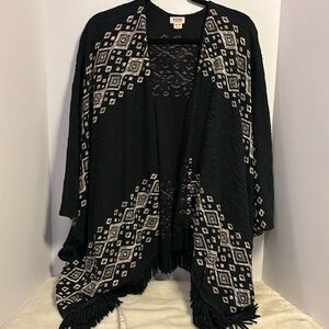 MOSSIMO BLACK AND CREME WRAP SIZE SMALL/MEDIUM…PM…OVERSIZED WITH FRINGE ON HEM